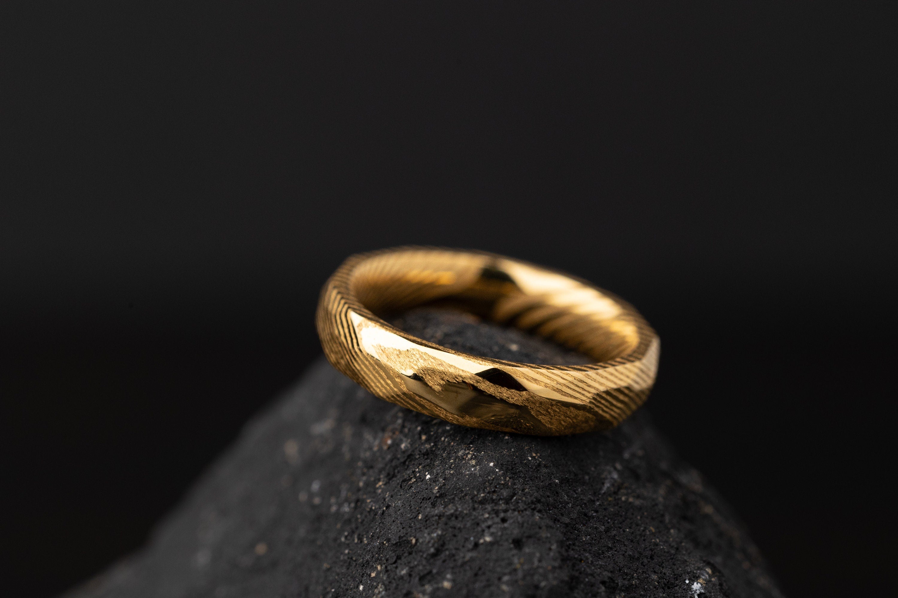 Gold Damascus Steel Ring, Hammered Damascus Band, Women Wedding Ring, Handmade Damascus Ring, Engagement Ring Women, Gold Hammered Ring, 4mm